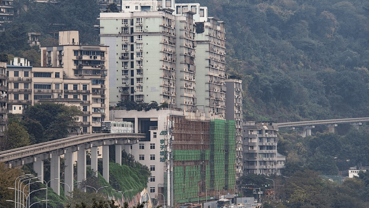 Em Liziba, os trilhos da Linha 2 atravessam literalmente um edifício residencial de 19 andares, com a estação instalada entre o sexto e o oitavo pavimentos (Foto: N509FZ / Wikimedia Commons)