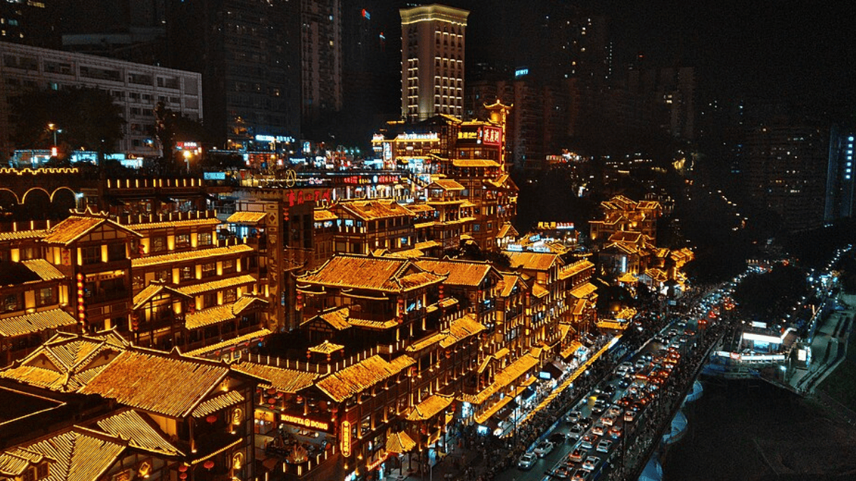 Complexo de construções inspirado na arquitetura tradicional chinesa se agarra à encosta às margens do rio Jialing e, à noite, transforma Hongya Cave em um dos cartões-postais luminosos de Chongqing (Foto: xiquinhosilva / Wikimedia Commons)