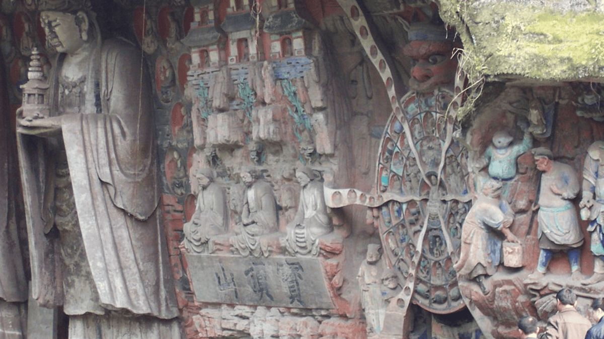 Esculpidas diretamente em paredões de pedra, as gravuras de Dazu formam milhares de figuras religiosas e cenas cotidianas produzidas ao longo de séculos e hoje reconhecidas como Patrimônio Mundial (Foto: Truthven / Wikimedia Commons)
