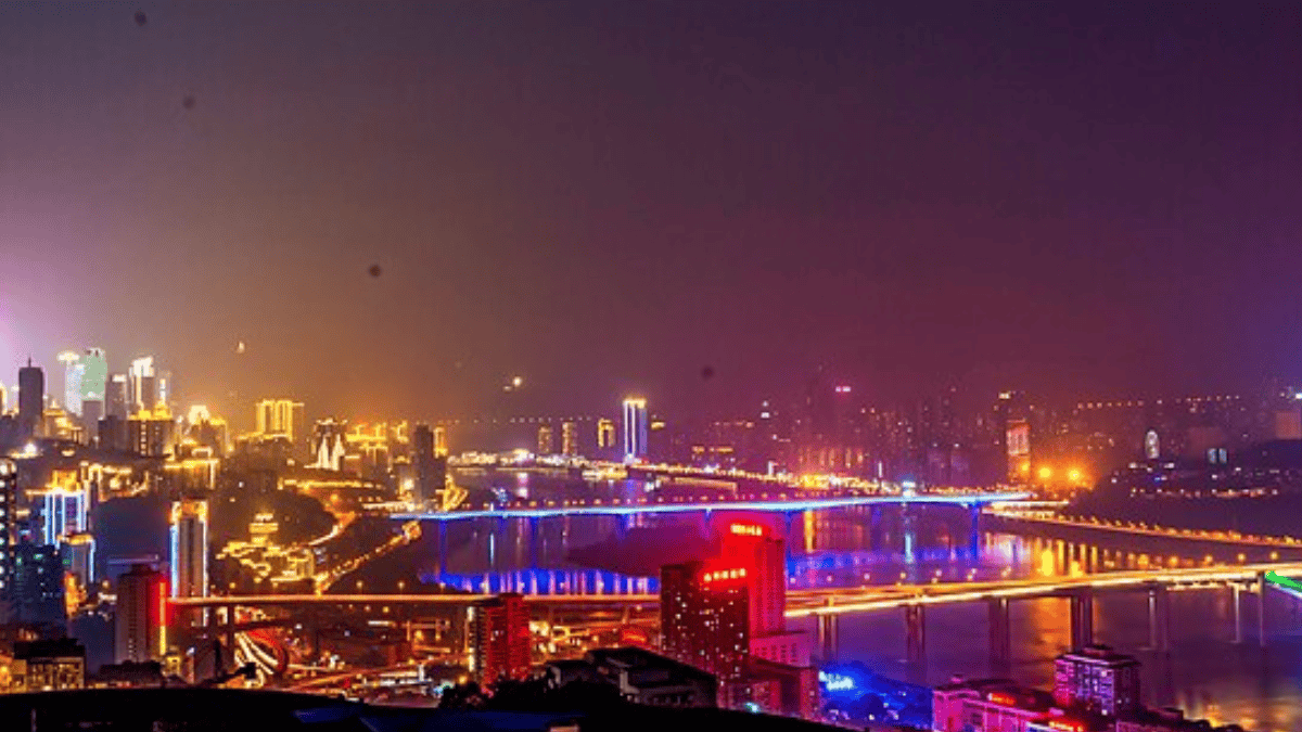 Construído em um dos pontos elevados da península central, Eling Park funciona como mirante para observar rios, pontes e dezenas de arranha-céus comprimidos no relevo montanhoso de Chongqing (Foto: Harveychl / Wikimedia Commons)