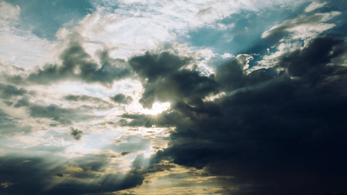 sol entre nuvens