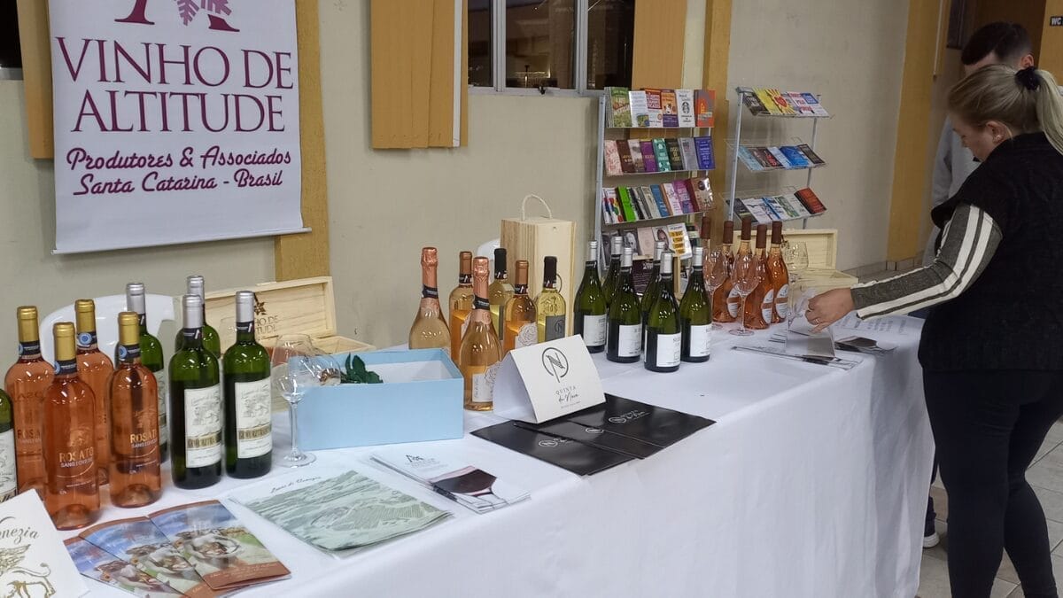 vinhos de altitude sendo vendidos em feira