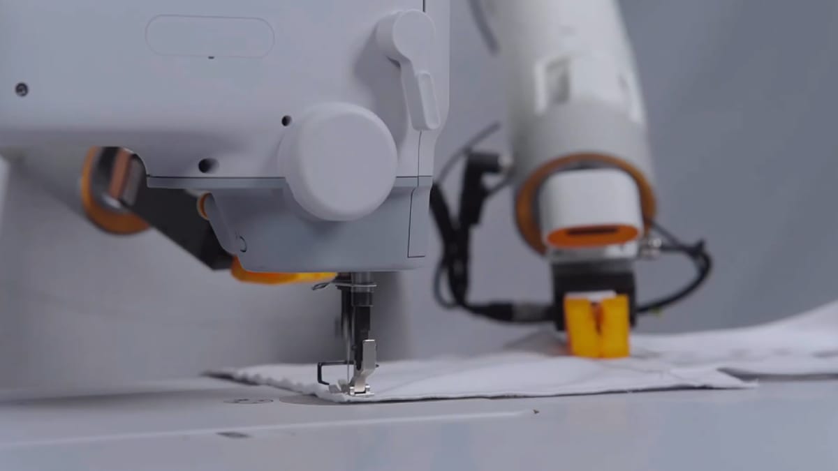 AITU AI Robot utiliza inteligência artificial e visão computacional para identificar, posicionar e manipular tecidos (Reprodução: AITU/ YouTube)