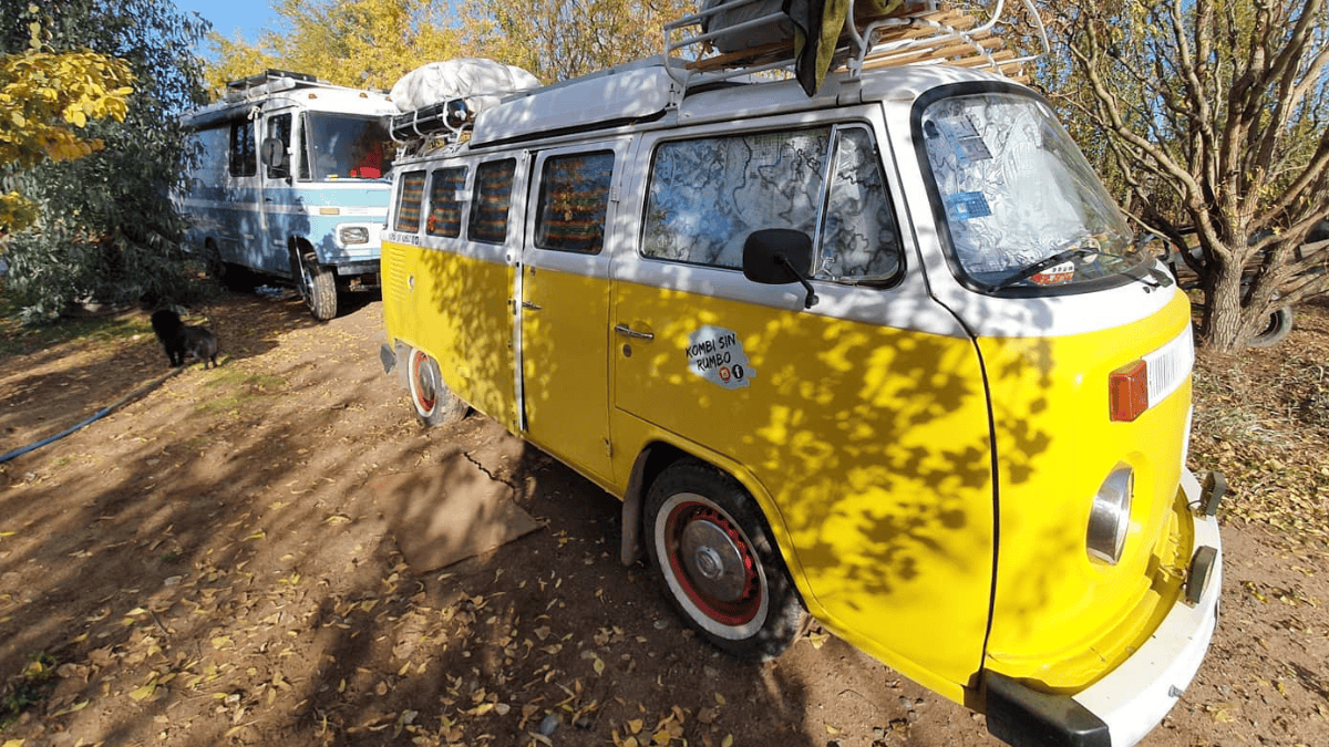 Kombi amarela que se tornou símbolo da página do casal e de sua vida (Foto: Reprodução / Instagram / @kombisinrumbo)