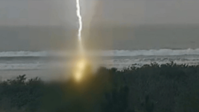 Raio atingiu mulher na faixa de areia na Praia da Pinheira (Foto: NSC TV, Reprodução)