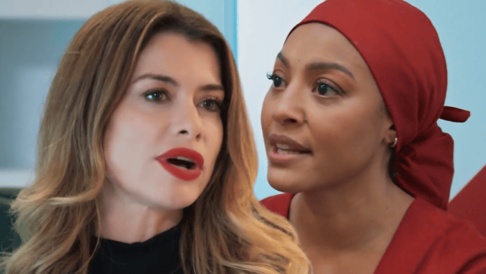 Vanessa (Alinne Moraes) e Bela (Sheron Menezzes) em cena de Por Você, novela das sete da TV Globo