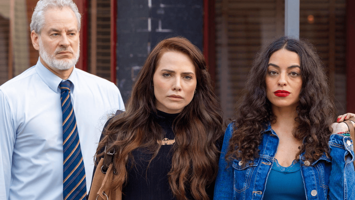 Ademir (Dan Stulbach), Adriana (Leticia Colin), Lyris (Pri Helena) em cena de Quem Ama Cuida, novela das nove da TV Globo