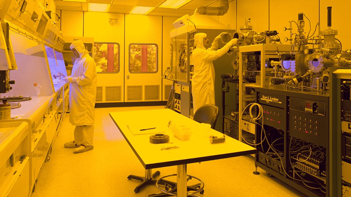 Salas limpas estão entre os ambientes onde roupas especiais precisam ser colocadas com frequência (Foto: NASA / Glenn Research Center)