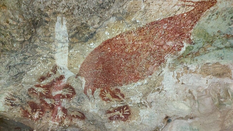 Cavernas de Maros Pangkep guardam registros da presença humana pré-histórica e uma das mais antigas pinturas rupestres conhecidas (Foto: Siti Hardianti Rais/ Wikimedia Commons)