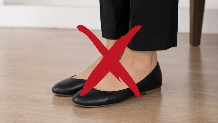 Mulheres estão trocando a sapatilha por estes sapatos elegantes e confortáveis para usar com jeans e vestidos