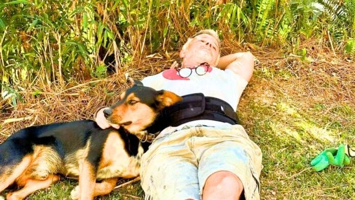 Marcello Novaes com um de seus cachorros na área externa do sítio