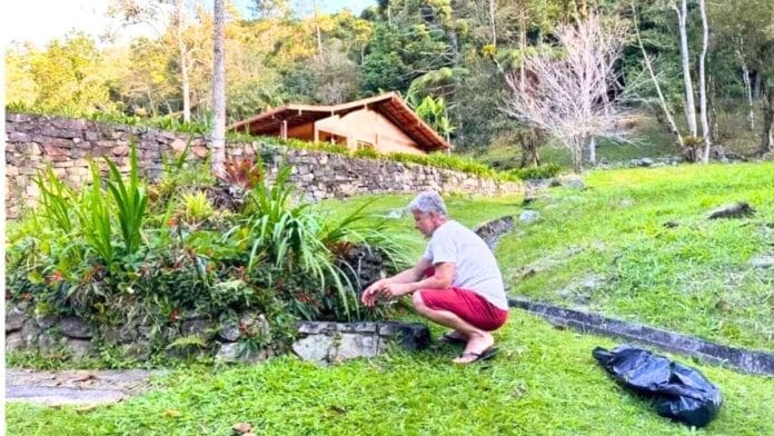 Marcello Novaes cuidando das plantas