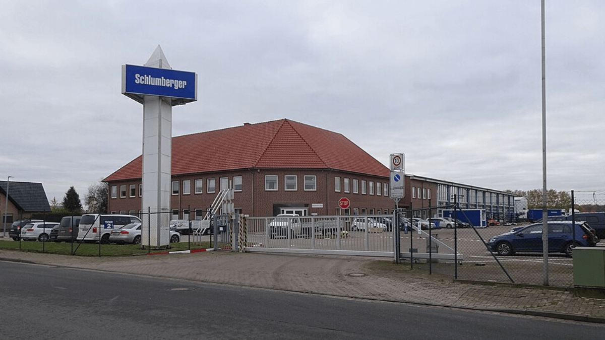 Décadas de expansão deixaram uma empresa espalhada por diferentes mercados. Esta instalação da Schlumberger em Vechta, na Alemanha, foi fotografada em 2019. (Foto: Gerd Fahrenhorst / Wikimedia Commons)
