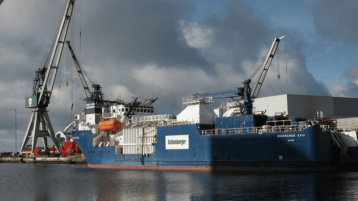 Com o tempo, os serviços deixaram de se limitar às operações em terra. O Bigorange XVIII, ligado à Schlumberger e equipado para estimulação de poços, representa a chegada dessa engenharia a operações marítimas de outra escala. (Foto: Keld Gydum / Wikimedia Commons)
