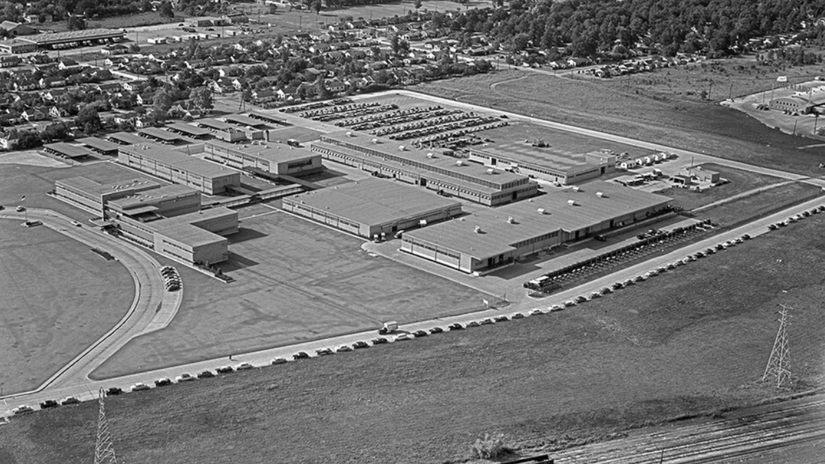 Um ano depois, a escala já podia ser vista do alto. A fotografia de 1955 registra a planta da Schlumberger em Houston e ajuda a dimensionar quanto o negócio havia crescido desde os primeiros experimentos de Conrad. (Foto: Robert Yarnall Richie / DeGolyer Library, SMU)