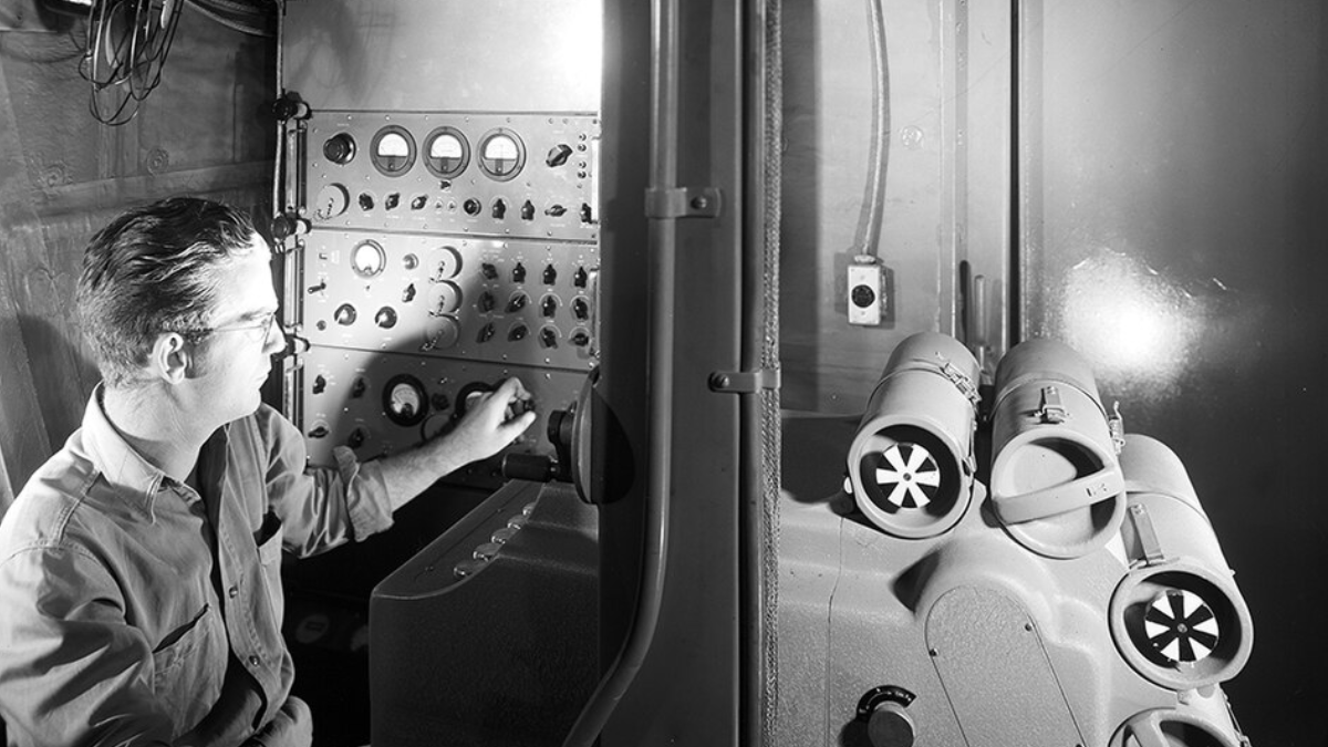 O trabalho dependia cada vez mais de instrumentos capazes de transformar sinais vindos do subsolo em informação. Em 1948, funcionários aparecem entre painéis, medidores e equipamentos da Schlumberger em Houston. (Foto: Robert Yarnall Richie / DeGolyer Library, SMU)