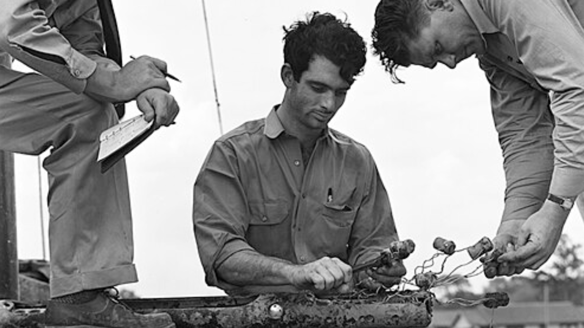 Da França, a tecnologia atravessou fronteiras. Em 1938, uma equipe da Schlumberger já realizava levantamentos em Fairbanks Field, no Texas, enquanto a companhia construía sua presença internacional. (Foto: Robert Yarnall Richie / DeGolyer Library, SMU)