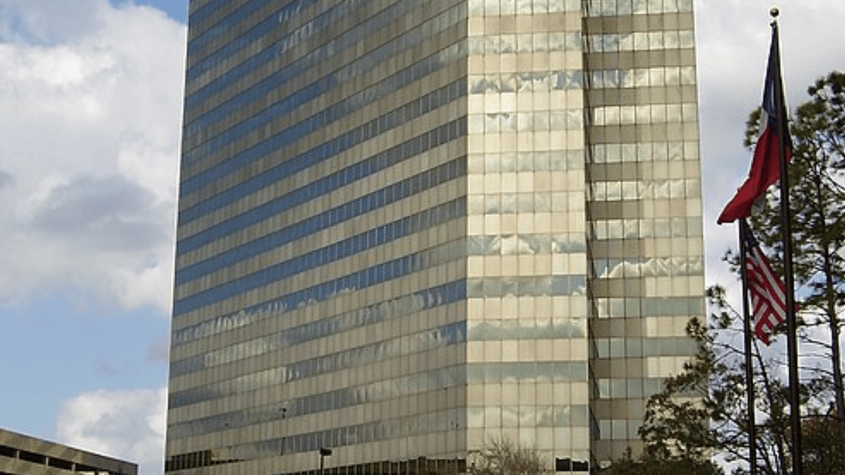 A trajetória termina muito distante daquele primeiro experimento no terreno familiar. Hoje, a empresa combina conhecimento do subsolo, engenharia e tecnologia, mantendo em Houston uma de suas principais estruturas corporativas. (Foto: WhisperToMe / Wikimedia Commons)