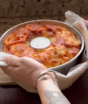 Torta de liquidificador: misture ovos, leite e farinha, recheie com calabresa e queijo e tenha um lanche fácil para aproveitar o que tem na geladeira