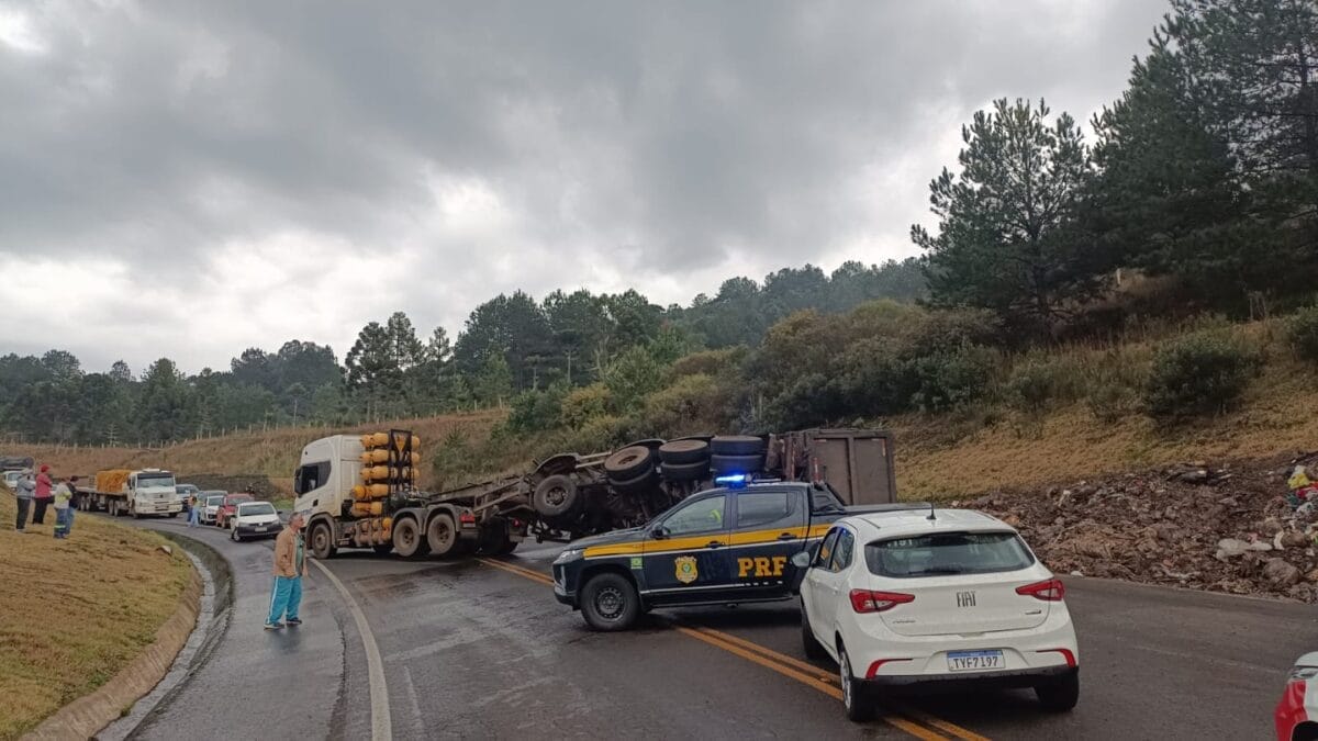 carreta atravessada na BR-282