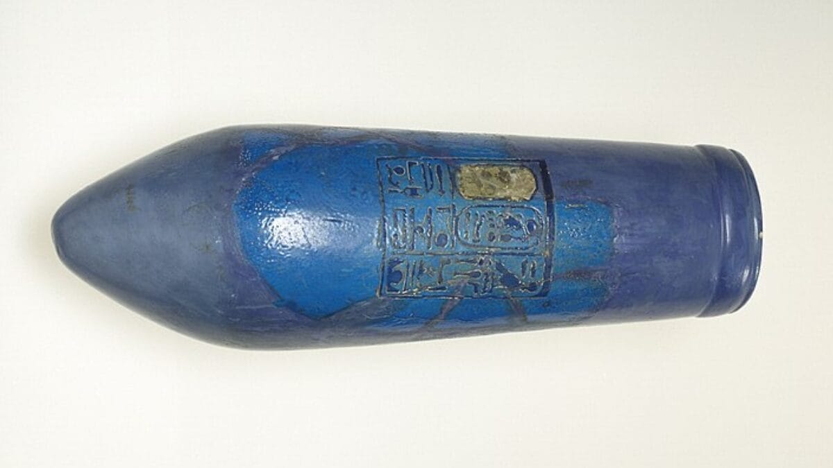 Depois dos registros oficiais, o apagamento alcançava os objetos: este recipiente continuou em uso após ter o nome de Akhenaten removido (Foto: Walters Art Museum / Wikimedia Commons)