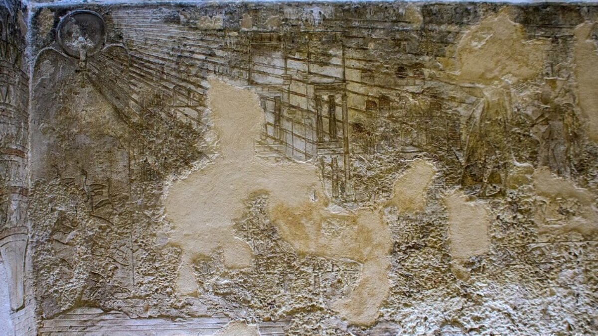 Com o abandono de Amarna, as figuras de Akhenaten e Nefertiti foram atacadas neste relevo, enquanto o disco solar de Aton permaneceu intacto (Foto: Bruce Allardice / Wikimedia Commons)