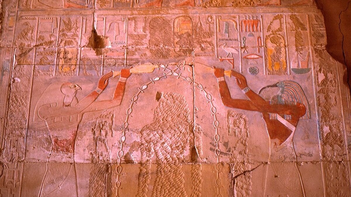 No relevo de Karnak, as figuras de Hórus e Thoth permaneceram reconhecíveis, enquanto a imagem de Hatshepsut foi cinzelada (Foto: Bernard DUPONT / Wikimedia Commons)