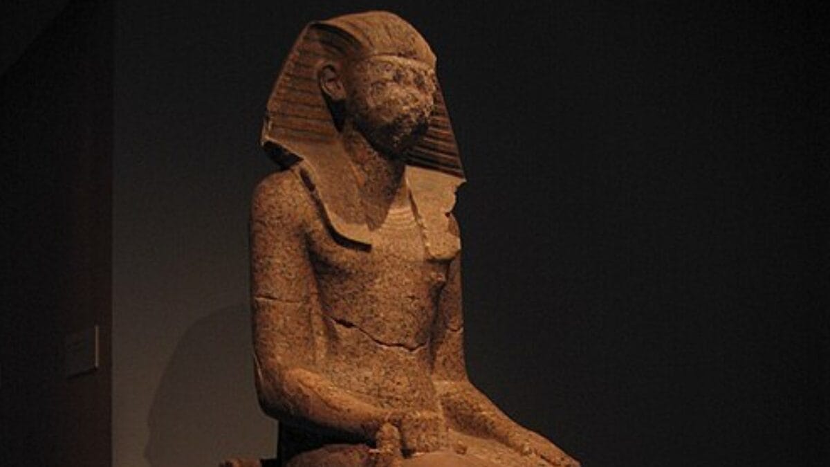 O ataque podia alcançar o próprio retrato real, como ocorreu com esta estátua de Hatshepsut, quebrada em fragmentos e remontada por arqueólogos (Foto: Postdlf / Wikimedia Commons)