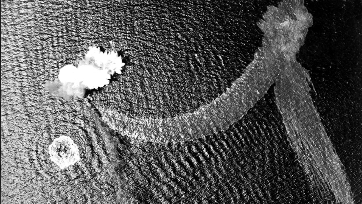 Registros japoneses examinados depois da guerra relatam um ataque contra um submarino americano e a localização posterior de uma grande mancha de óleo (Foto: U.S. Army Air Forces / National Archives and Records Administration / Wikimedia Commons)