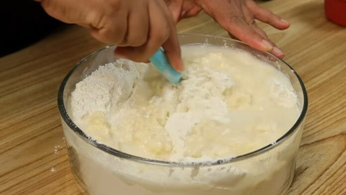 adicionando a tigela os ingredientes da massa