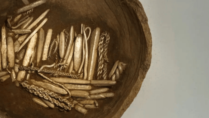 Parte do tesouro foi encontrada dentro de um recipiente de barro enterrado no solo do quintal. (Foto: Nordjyske Museer/Museus do Norte da Jutlândia)