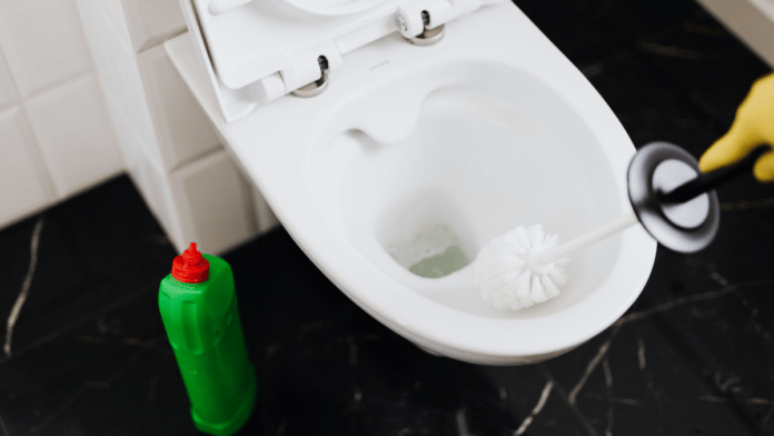 Prática caseira para perfumar o ambiente é reprovada por especialistas em saneamento e cria uma barreira sólida subterrânea impossível de ignorar