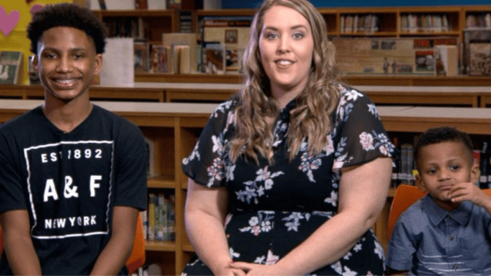 Chelsea Haley participa do Good Morning America ao lado de Jerome e Jace, os dois irmãos que adotou após conhecer o mais velho como aluno (Foto: Reprodução/ABC News)