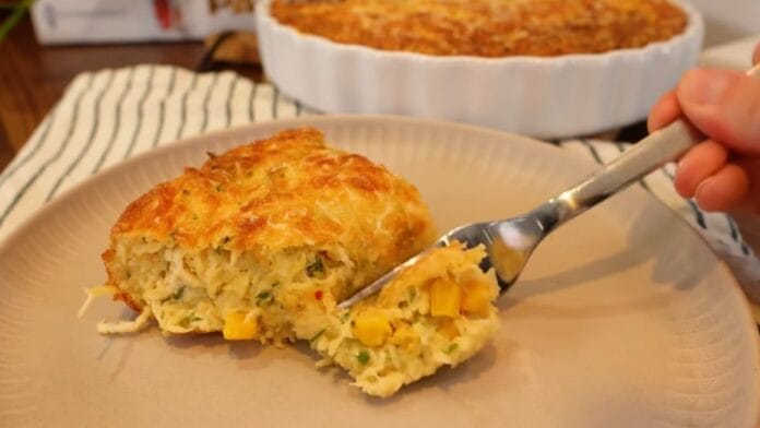 Fatia de torta de frango servida no prato