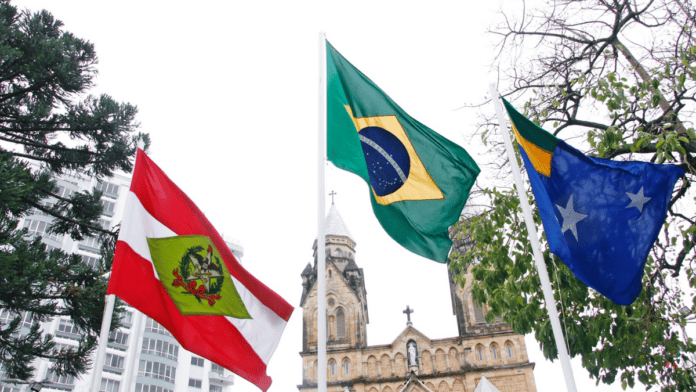 bandeiras de Santa Catarina, do Brasil e de Lages