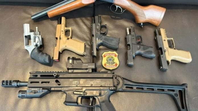 Armas de Mario Frias