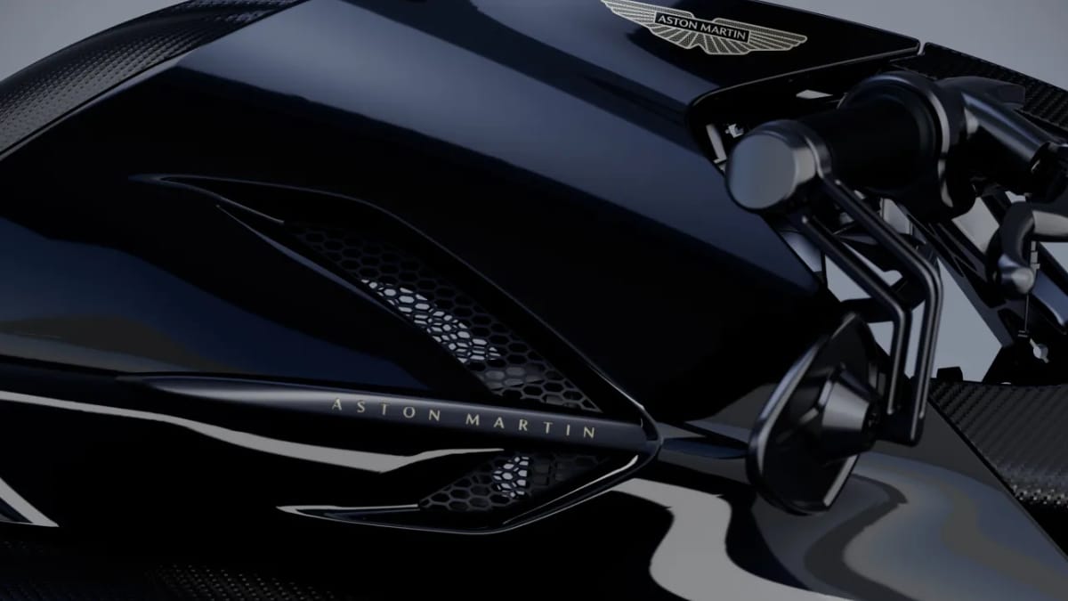 Nova AMB 002 é a primeira moto da Aston Martin desenvolvida para uso em vias públicas (Divulgação: Aston Martin)