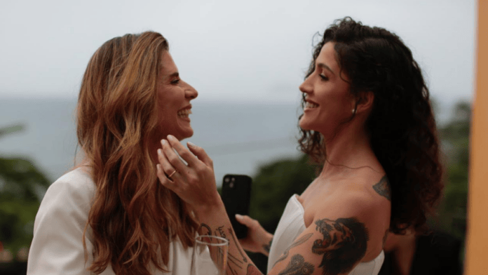 Atriz de Quem Ama Cuida se casa com produtora e vive momento especial com Amora Mautner