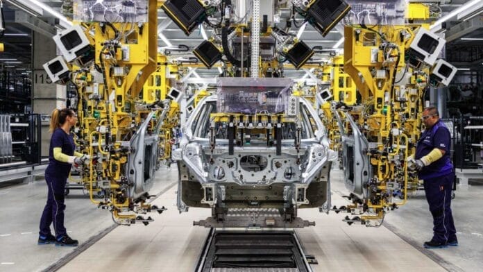 BMW acelera produção de elétrico e ativa 3º turno em fábrica após 100 mil pedidos na Europa