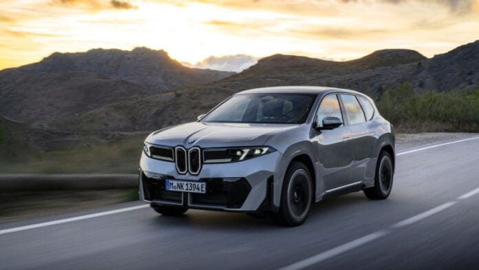 Carro elétrico da BMW que fez fábrica na Europa operar 24h para dar conta da demanda chega ao Brasil