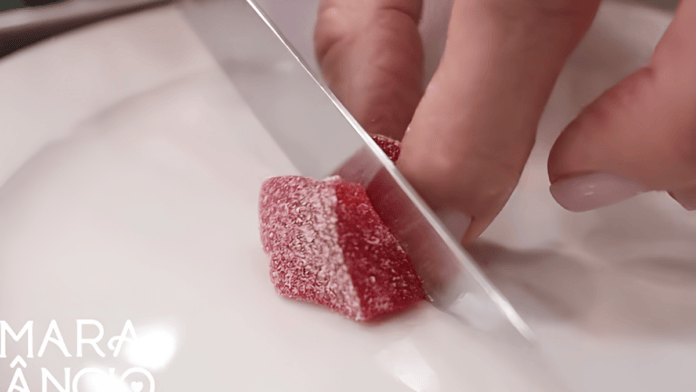 Misture gelatina, água e açúcar para fazer bala de goma caseira facilmente e nunca mais compre o doce no supermercado: receita tem truque para ficar com a textura certa