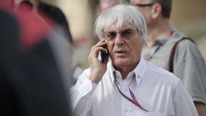 Bernie Ecclestone falando no telefone
