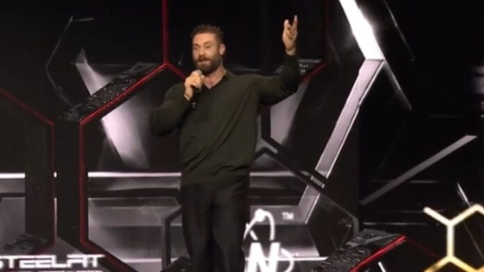 CBum voltou ao palco do Mr. Olympia (Foto: Olympia TV, Reprodução)