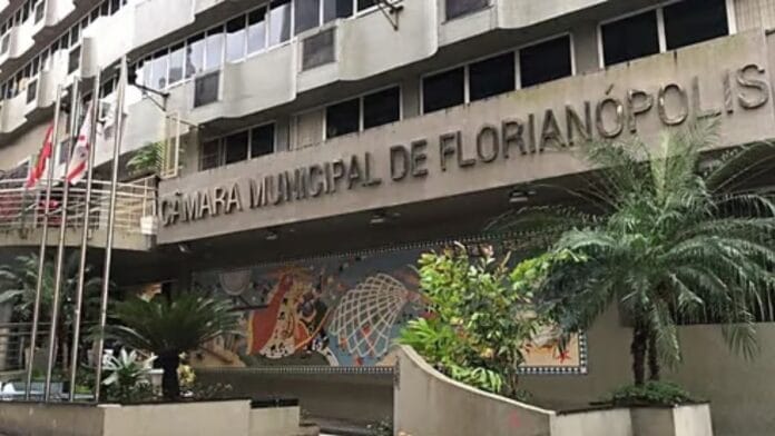 Câmara de Florianópolis forma comissão para concurso público após quase 40 anos