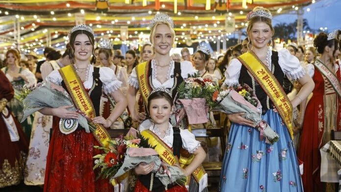 Candidata que ganhou enquete online também é eleita rainha da Fenachopp 2026 em Joinville