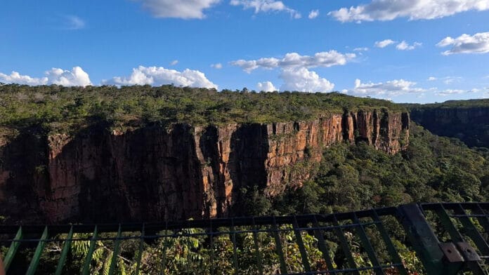 Chapada dos Guimarães reúne paredões de arenito, cachoeiras e paisagens naturais no coração de Mato Grosso (Foto: Henrique Schneider Marx/ Wikimedia Commons)