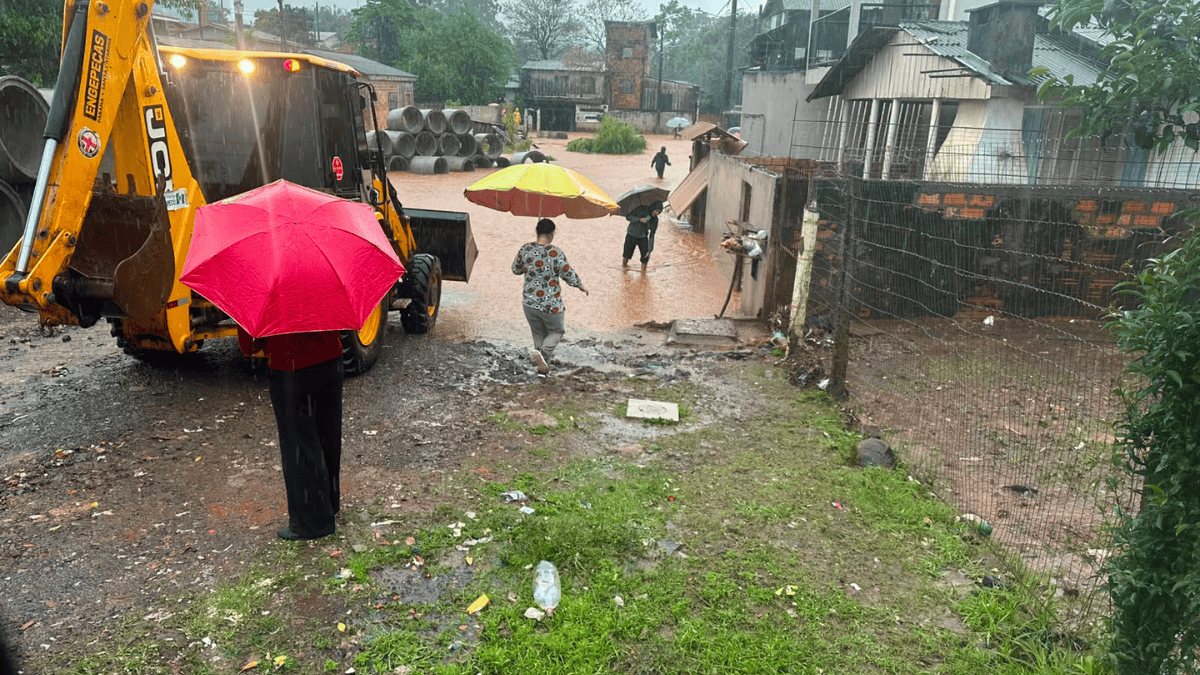Chuva de 40 milímetros em menos de uma hora alaga ruas e deixa famílias ilhadas em SC