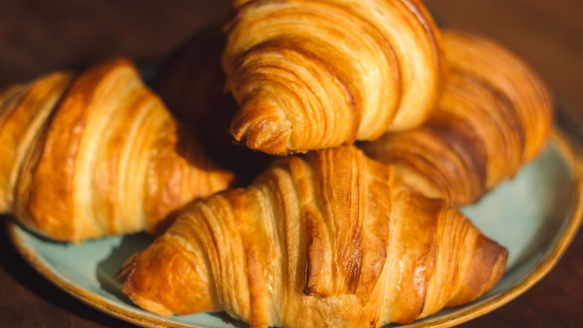 O croissant que perdeu a crocância pode virar uma nova preparação na cozinha (Foto: Claudio Segovia/ Pexels)