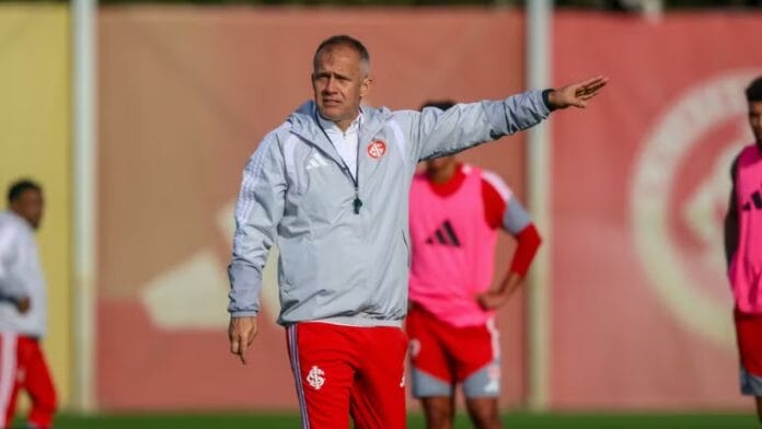 Criciúma anuncia novo técnico por empréstimo após saída de Eduardo Baptista para o Internacional