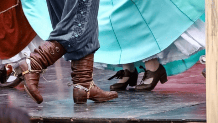 pés de dançarinos em coreografia tradicionalista gaúcha